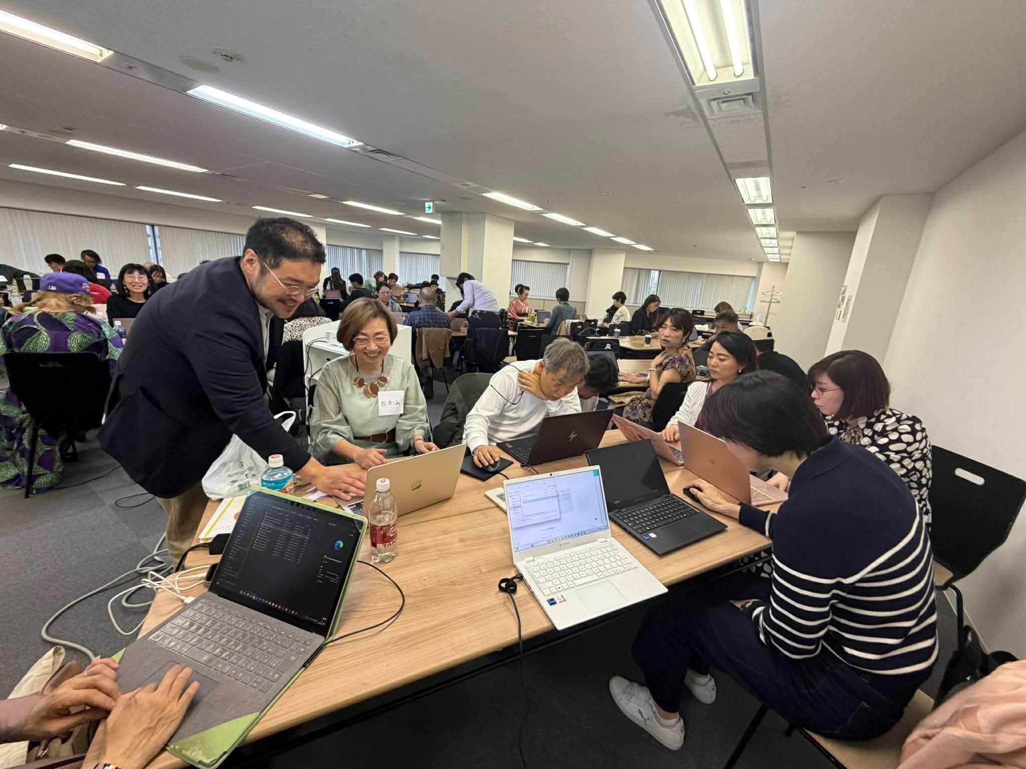 一緒に問題を解決していく場面